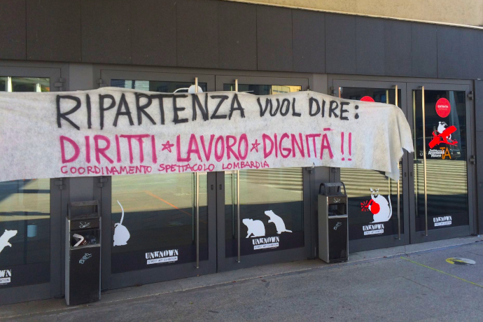 Uno striscione di protesta agli Arcimboldi di Milano