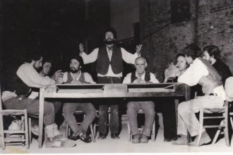 Andrea Cresti al centro della scena (photo: Teatro Povero di Monticchiello)