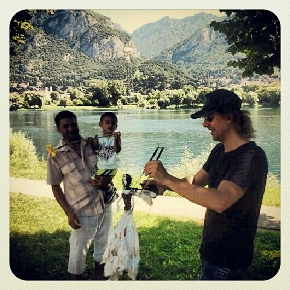 David Zuazola e sullo sfondo il lago di Olginate