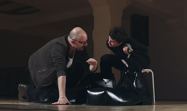 Antonio Latella durante un momento di prove con Candida Nieri (photo: festivaldellecolline.it)