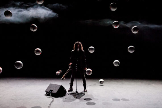 Ramy Essam in scena (photo: Eleonora Cavallo)