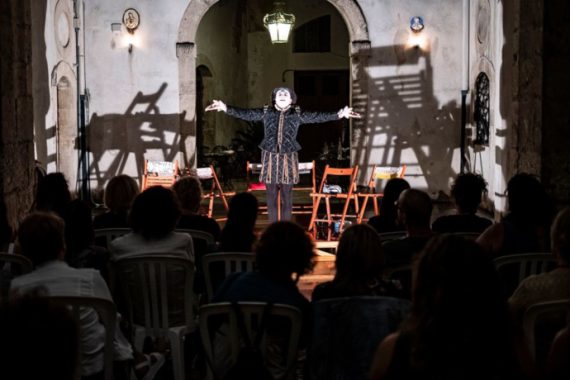 L'Amleto in cortile di Sinisi (photo: Giuseppe Contarini)|Didon now sarà in scena il agosto