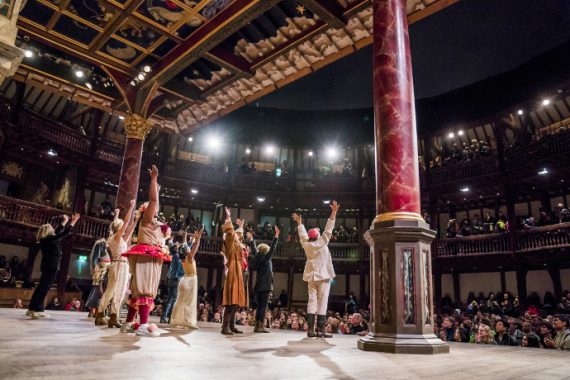 As You Like It al Shakespeare's Globe (photo: Tristram Kenton)|As You Like It al Shakespeare's Globe diretto da Federay Holmes e Elle While. (photo ©Tristram Kenton)|Una veduta del teatro dal fiume (photo: shakespearesglobe.com)