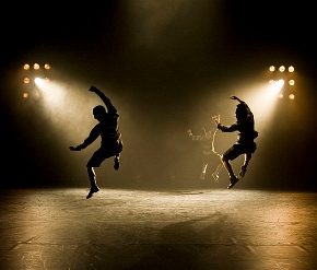 A Dance Tribute to the Art of Football (photo: © Knut Bry)|Al Cortile del Maglio per A l'ombre des Ondes viene immortalato pure il nostro Simone Pacini. Lo riconoscete? (photo: Teatro a Corte)||