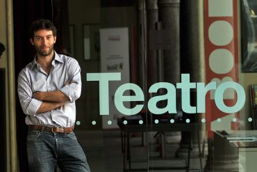 Davide Carnevali (photo: Pino Montisci)|Ritratto di donna araba che guarda il mare (photo: Francesca Marelli)