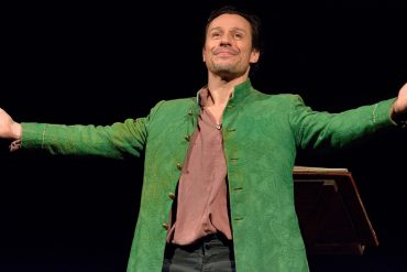 Stefano Accorsi in Giocando con Orlando