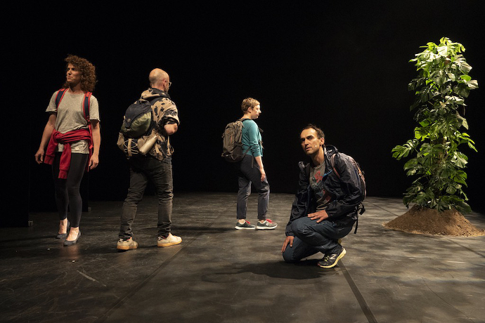 Conversations out of place di Ivana Müller (photo: Alessandro Sala)|Crowd (photo: Roberta Segata)|Goodbye di Michikazu Matsune (photo: Roberta Segata)