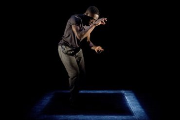 Elephant in the Room di Lanre Malaolu (photo: Camilla Greenwell)|Aqui