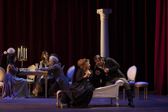 In primo piano Iaia Forte (Julie Danton) e Giuseppe Battiston (Danton). Photo: Mario Spada