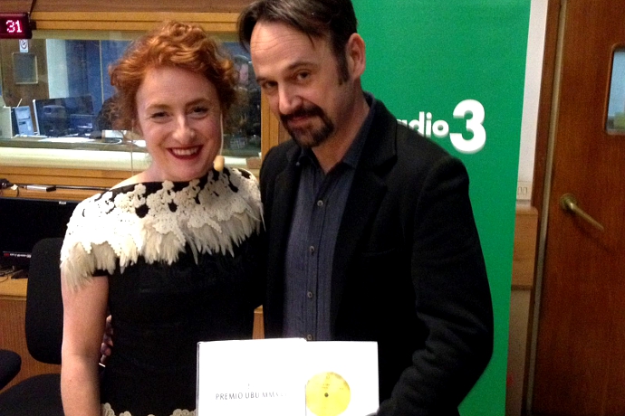 Paolo Pierobon riceve da Federica Fracassi l'Ubu come migliore attore per Morte di Danton da Federica Fracassi