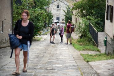 La salita al borgo (photo: Chiara Ferrin)|La chiesa di Gombola (photo: Chiara Ferrin)