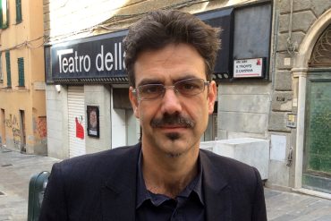 Amedeo Romeo fuori dalla Tosse|La presentazione alla Tosse dei prossimi tre mesi di spettacoli (photo: Donato Aquaro)