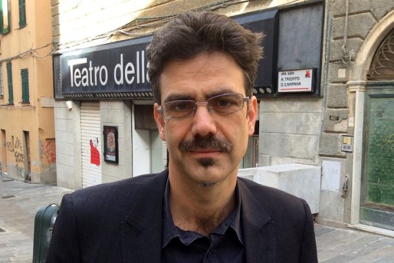 Amedeo Romeo fuori dalla Tosse|La presentazione alla Tosse dei prossimi tre mesi di spettacoli (photo: Donato Aquaro)