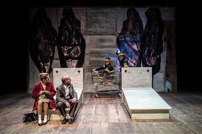 I quattro protagonisti di Amore (photo: elfo.org)|Il Castello Pasquini e la tensostruttura