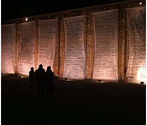 Le bandiere infarcite di nomi fuori dal teatro India