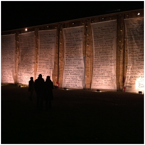 Le bandiere infarcite di nomi fuori dal teatro India