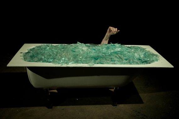 Yann Marussich emerge poco per volta da sotto 600 kg. di vetro rotti