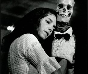 Julia Varley e Mr. Peanut