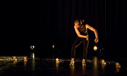 Sarah Bronsard|Alcune studentesse che hanno partecipato a Youngest Critics for Dance durante l'incontro con Jo Fong e Sarah Bronsard|Dialogue - A double act