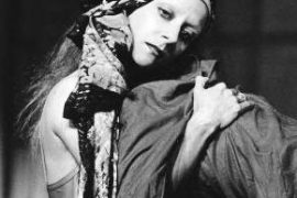 Cathy Marchand in una scena di Antigone del Living Theatre (1967)