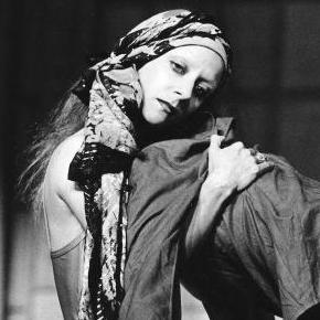Cathy Marchand in una scena di Antigone del Living Theatre (1967)