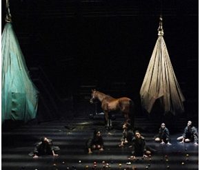 OA/Terzo atto - Il canto con l'opera di Jannis Kounellis