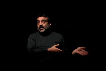 Massimiliano Civica|Fuori dal Caffè Muller l'attesa per Requiem for Pinocchio