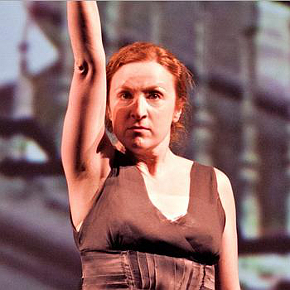 Federica Fracassi in Eva (photo: teatroi.org)