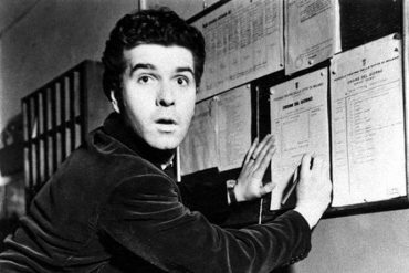 1947. Giorgio Strehler firma un "Ordine del giorno". Foto Archivio Piccolo Teatro di Milano