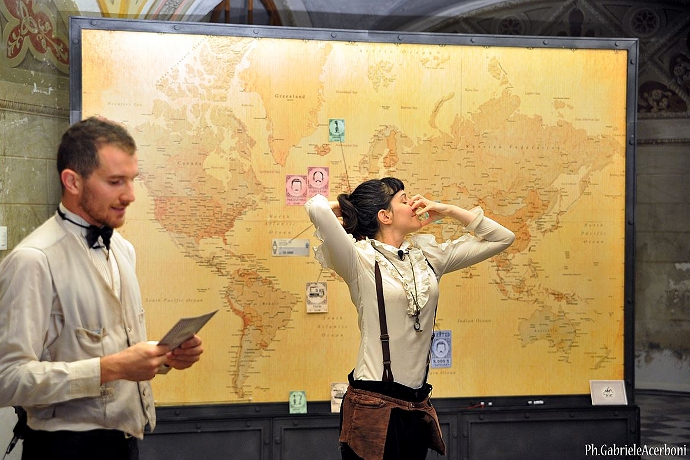 Il giro del mondo in 80 giorni di Teatro Sotterraneo (photo: Gabriele Acerboni)|Corpus Hominis di Enzo Cosimi (photo: Lorenzo Castore)