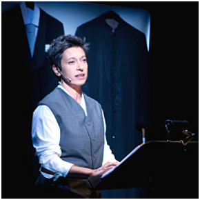 Giuliana Musso in La fabbrica dei preti (photo: Officine fotografiche)