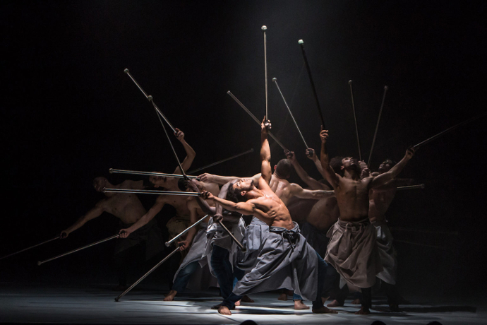 Les nuits barbares ou le premiers matins du monde Compagnie Hervé Koubi (photo: Frederic de Favernay)