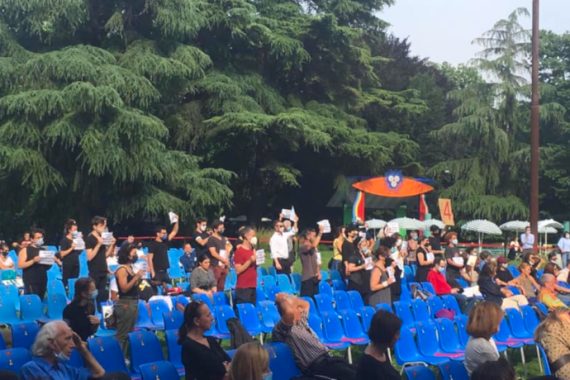 La manifestazione davanti alla Triennale per protestare contro la Falsa Ripartenza del mondo del teatro