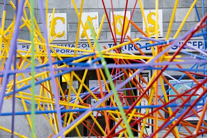 Un'azione urbana in piazza Montale