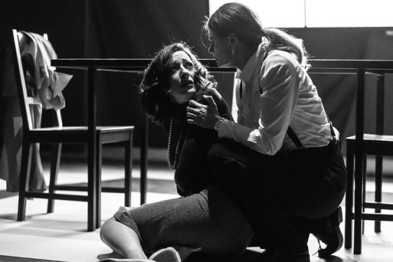 Valeria Perdonò e Silvia Soncini in Non lo deve sapere (photo: Francesco Falciola)