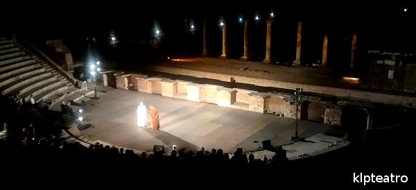 I fratelli nel suggestivo scenario del Teatro Romano di Ostia Antica|I fratelli