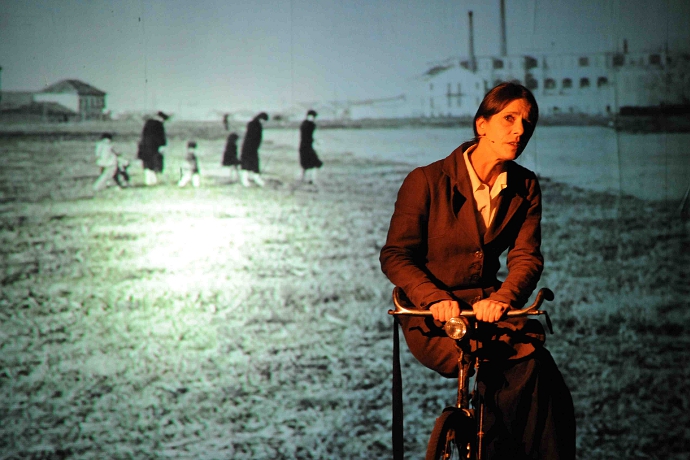 Elisabetta Vergani è Antonia Pozzi (photo: Carlo Meazza)|Antonia Pozzi al rifugio Principe di Piemonte (photo: Archivio Antonia Pozzi)