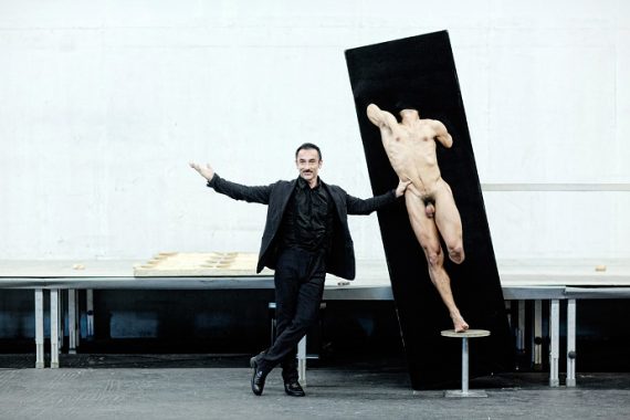 Dimitris Papaioannou in Primal Matter (photo: Miltos Athanasiou)|Dimitris Papaioannou e Michael Theophanous (photo: Nikos Nikolopoulos)