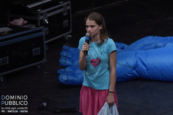 Le ragazzine stanno perdendo il controllo. La società le teme. La fine è azzurra (photo: Camilla Mazza)|Domani mi alzo presto di Amor Vacui (photo: Michele Greco)|Gilgamesh (photo: Michele Greco)