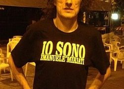 Anche Antonio Rezza con la t-shirt di Emanuele Miriati|La locandina di Essere Emanuele Miriati|Riccardo Goretti vs Emanuele Miriati
