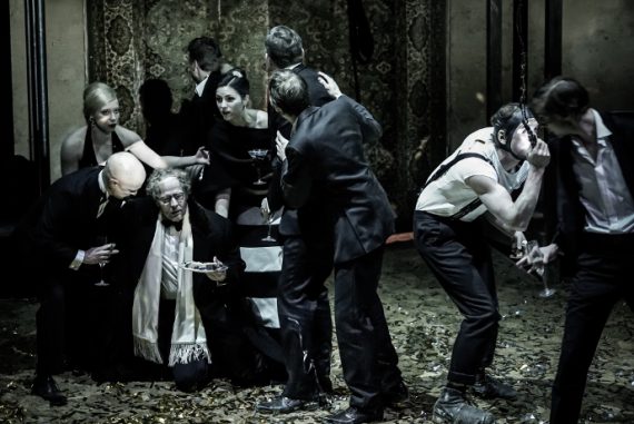 Richard III (photo: Arno Declair)|Lars Eidinger (photo: Arno Declair)