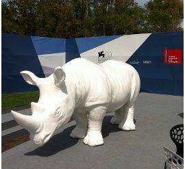 Il rinoceronte di Venezia|L'arrivo delle star al 69° Festival del Cinema di Venezia|Il Palazzo del Cinema di Venezia