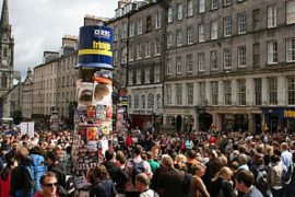 Il Royal Mile di Edimburgo durante il Fringe (photo: scotland.org)|Il disegno di Marc Robb per il poster ufficiale del Fringe 2012 (photo: edfringe.com)