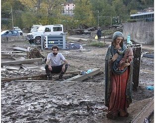Compagnia degli Scarti nel post alluvione|La compagnia Scarti nel dopo alluvione|Alluvione ligure 2011|compagnia degli scarti|compagnia degli scarti|L'alluvione 2011 nelle zone di La Spezia