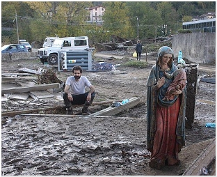 Compagnia degli Scarti nel post alluvione|La compagnia Scarti nel dopo alluvione|Alluvione ligure 2011|compagnia degli scarti|compagnia degli scarti|L'alluvione 2011 nelle zone di La Spezia