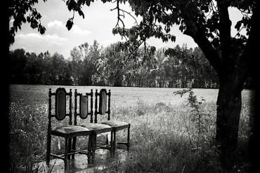 Tre sedie (2020) opera fotografica di © Tomaso Mario Bolis