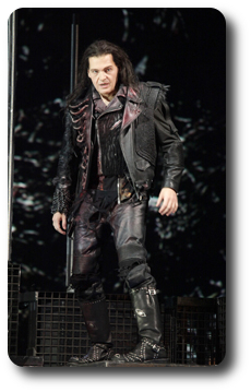 Atto I: Lance Ryan è Siegfried|Atto I: Mime (Peter Bronder)