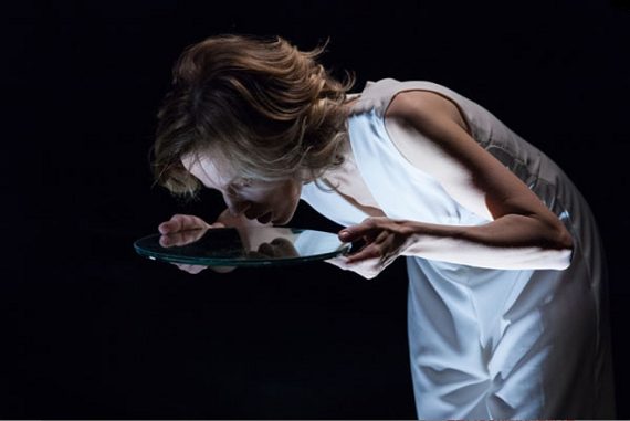 Sonia Bergamasco ne Il ballo (photo: teatrofrancoparenti.it)