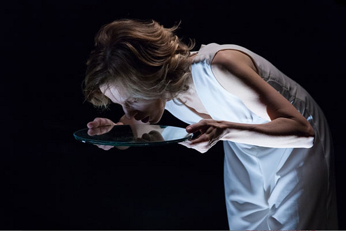 Sonia Bergamasco ne Il ballo (photo: teatrofrancoparenti.it)