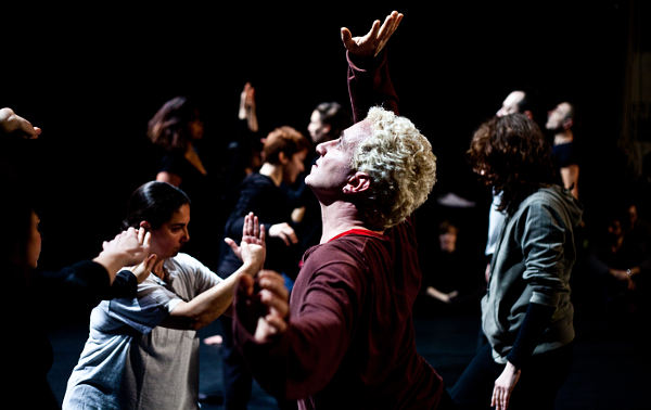 Un momento del progetto Tanzzeit Tempo di danza al Valle Occupato|Da sinistra: Jo Parkes e Livia Patrizi